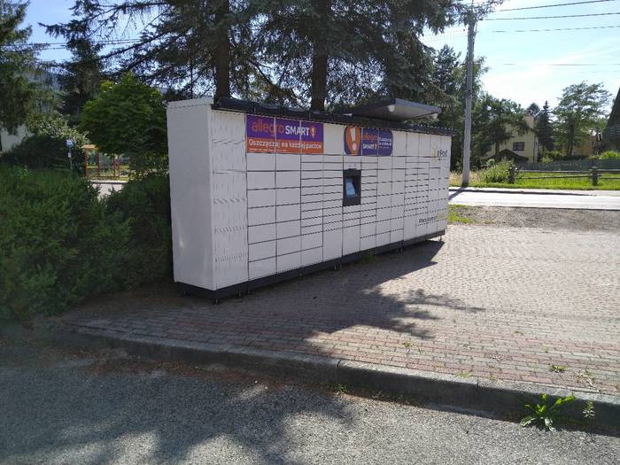 Paczkomat UST02M Przed księgarnią Szaron