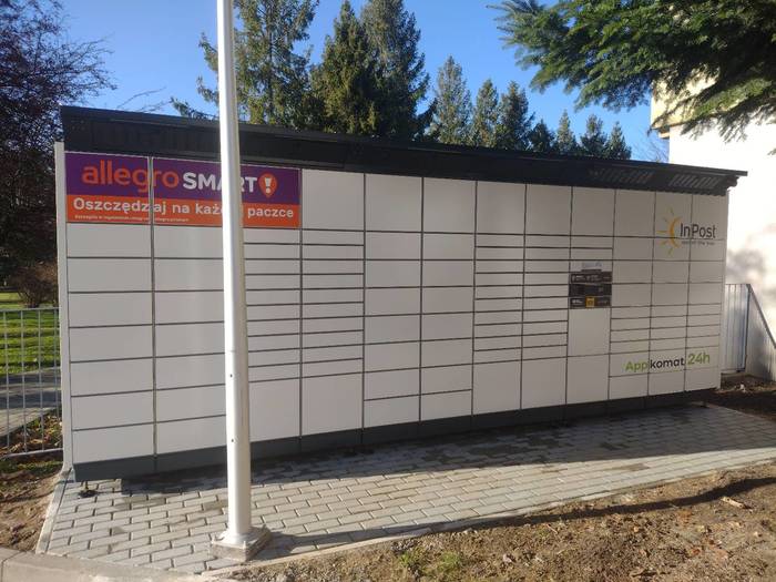 Paczkomat UST03BAPP na parkingu przed izbą przyjęć