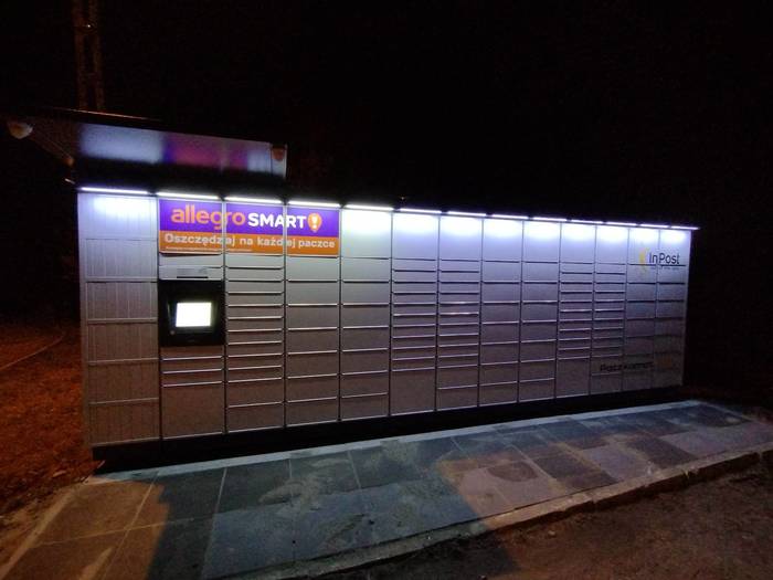 Paczkomat UST05M Na parkingu przed budynkiem
