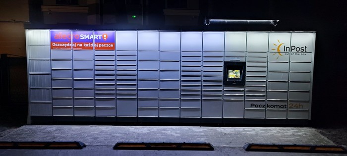 Paczkomat VDO01M parking przed szkołą