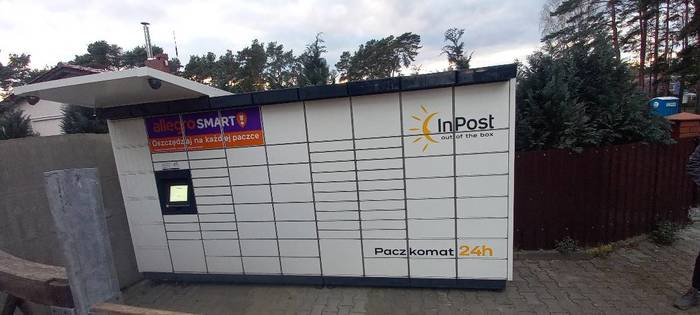 Parcel Locker VIN01M Obok budynku