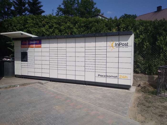 Paczkomat VRO01M parking przed OSP