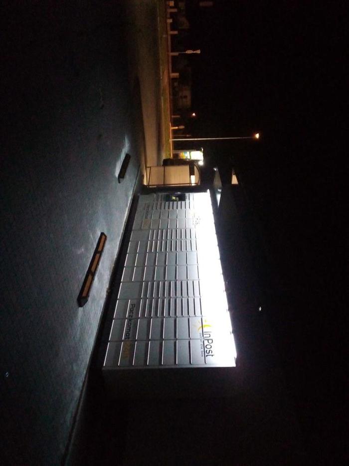 Поштомат WAC02M Po prawej stronie Delikatesów Centrum