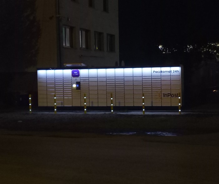Paczkomat WAD02N Przy wjeździe na parking sklepu PSB Mrówka