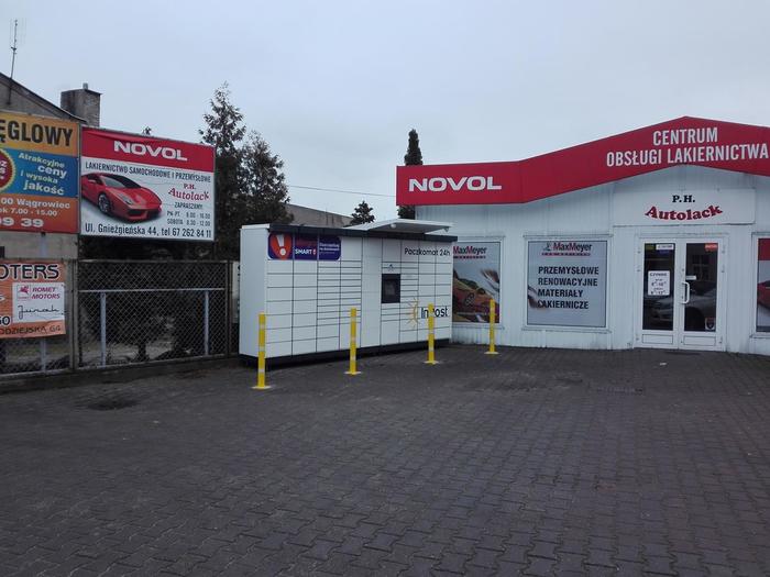 Paczkomat WAG04M Obok Firmy AutoLack oraz sklepu medycznego