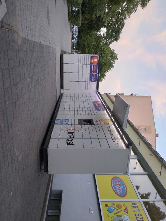 Parcel Locker WAG05M Przed Budynkiem Spółdzielni Mieszkaniowej w Wągrowcu.