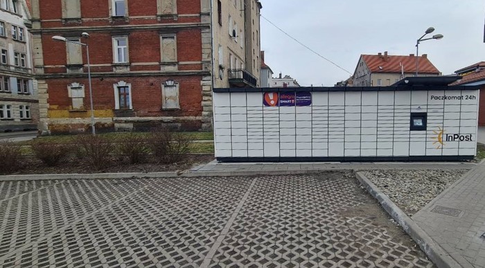 Paczkomat WAL02M Przy parkingu, po lewej od wejścia do sklepu Aldi