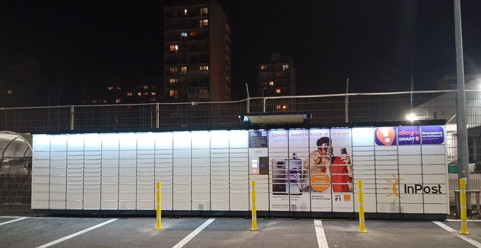 Paczkomat WAL02N Po lewej stronie od wejścia, przy parkingu.