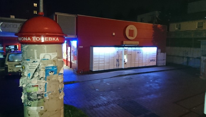 Paczkomat WAL03L Przy centrum handlowym Czerwona Torebka