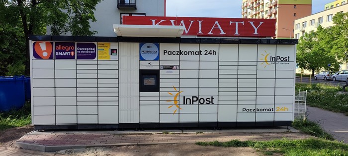 Parcel Locker WAL03M Po lewej stronie od wejścia do kwiaciarni
