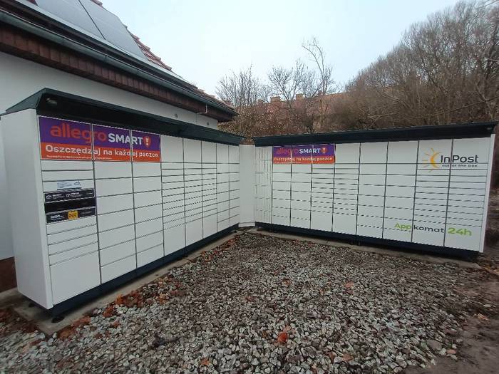 Parcel Locker WAL04BAPP na prawo od wejścia do sklepu
