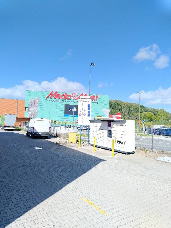 Paczkomat WAL05M Po prawej stronie, przy parkingu