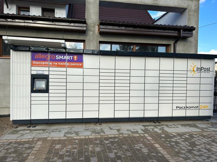 Paczkomat WAL09M Po prawej stronie od wejścia do sklepu