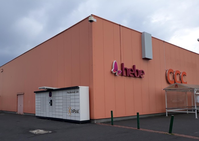 Paczkomat WAL09N Po lewej stronie od wejścia do marketu Auchan