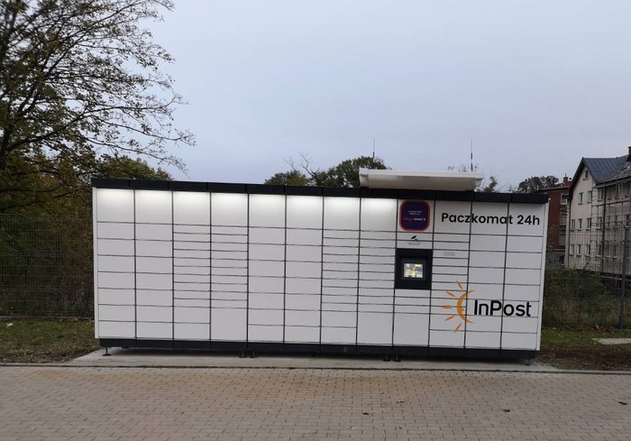 Paczkomat WAL10M Po prawej stronie parkingu Centrum Sportowo-Rekreacyjnego AQUA-ZDRÓJ
