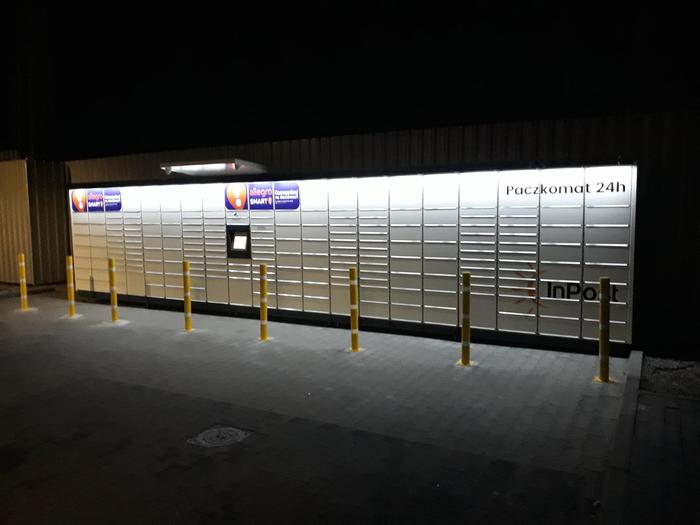 Paczkomat WAL13M Na parkingu sklepu Lidl