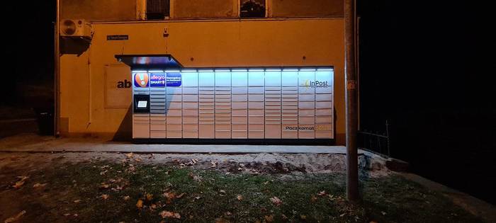 Paczkomat WAL18M Po prawej stronie od wejścia do sklepu.
