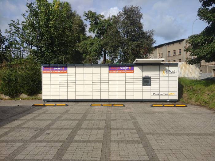 Paczkomat WAL29M Na terenie parkingu