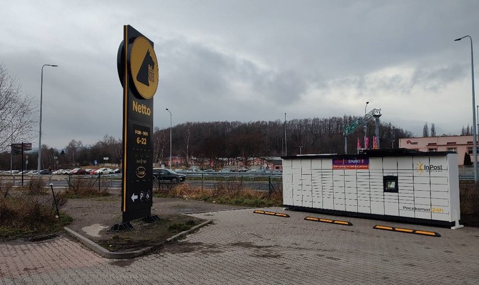 Paczkomat WAL36M Za sklepem Netto