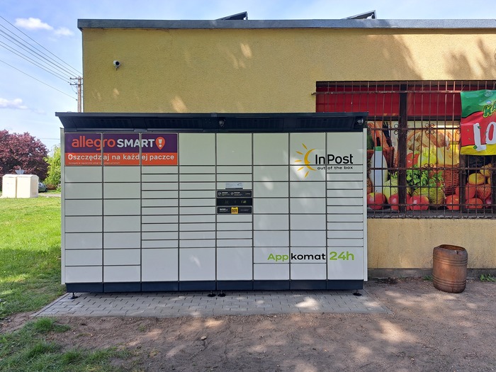 Paczkomat WATR01BAPP przy sklepie spożywczym