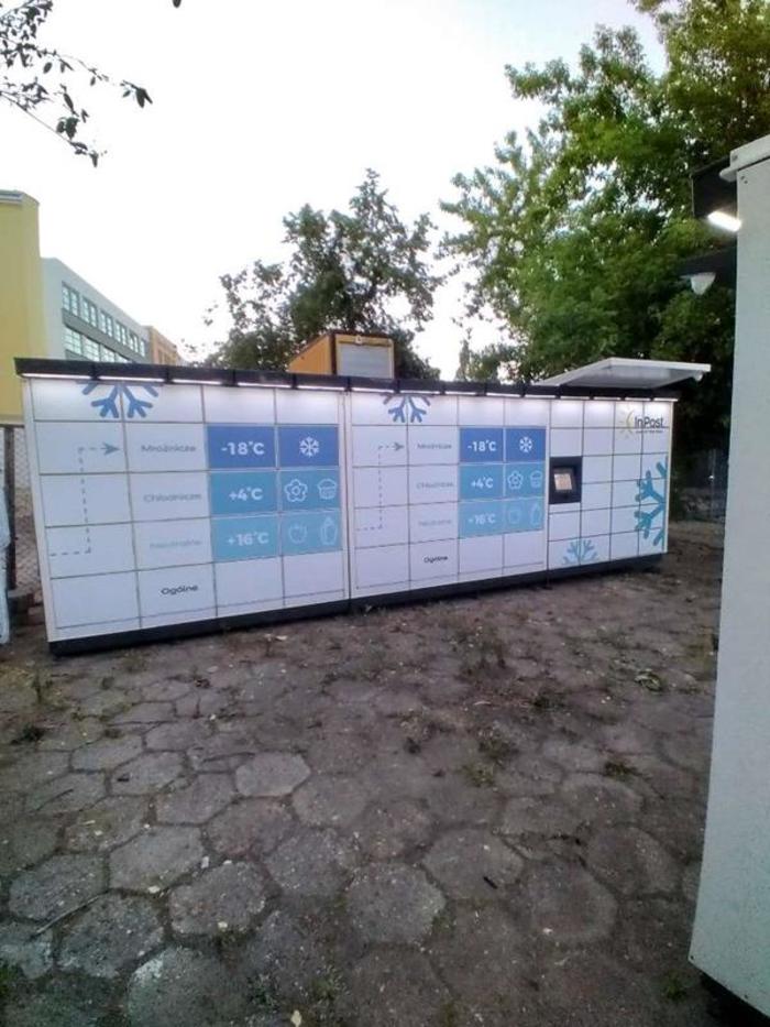 Parcel Locker WAW02IM Parking SWPS przy wjeździe od ulicy Wawerskiej