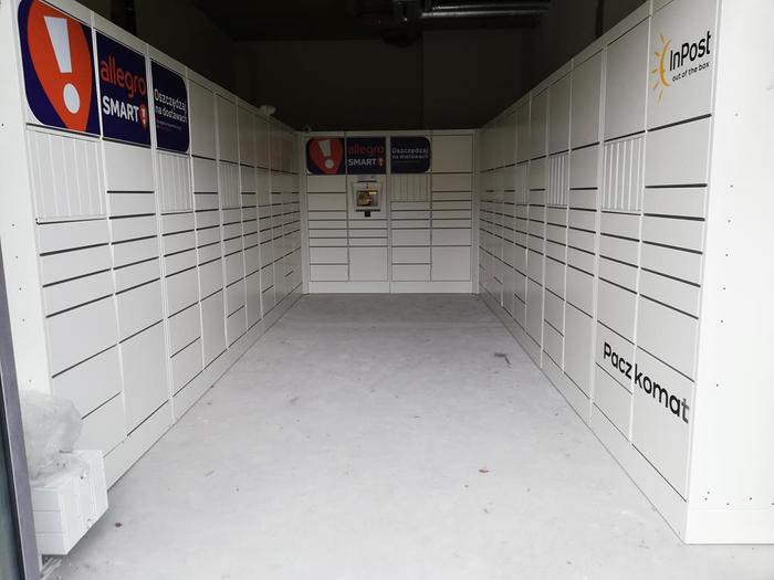 Parcel Locker WAW03H Po lewej stronie pralni samoobsługowej