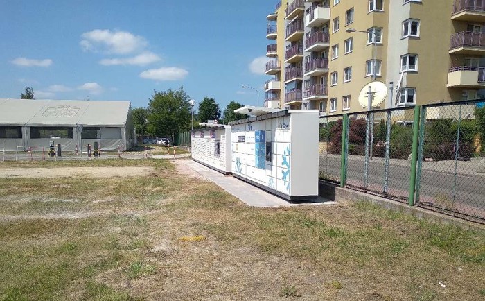 Parcel Locker WAW03IM przy wejściu na teren Hali od ulicy Pieniążka