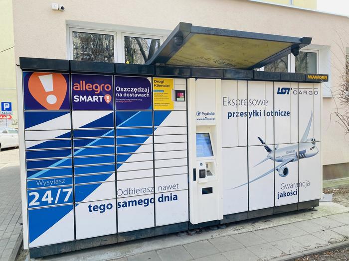 Paczkomat WAW05B Przy budynku Administracji SM Miła