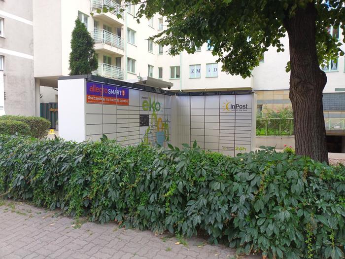 Paczkomat WAW06APP Przy budynku mieszkalnym