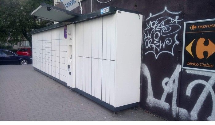 Parcel Locker WAW07AP Na osiedlu mieszkaniowym