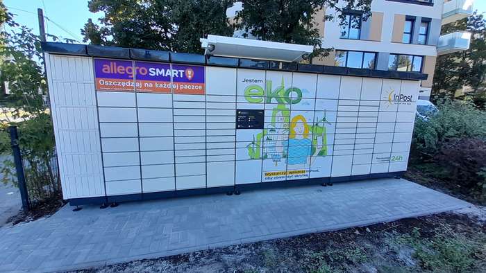 Paczkomat WAW07APP Przy budynku mieszkalnym