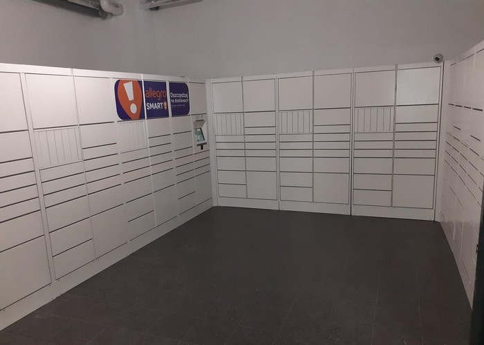 Parcel Locker WAW07H W lokalu od strony ulicy Powązkowskiej, przy przystanku autobusowym