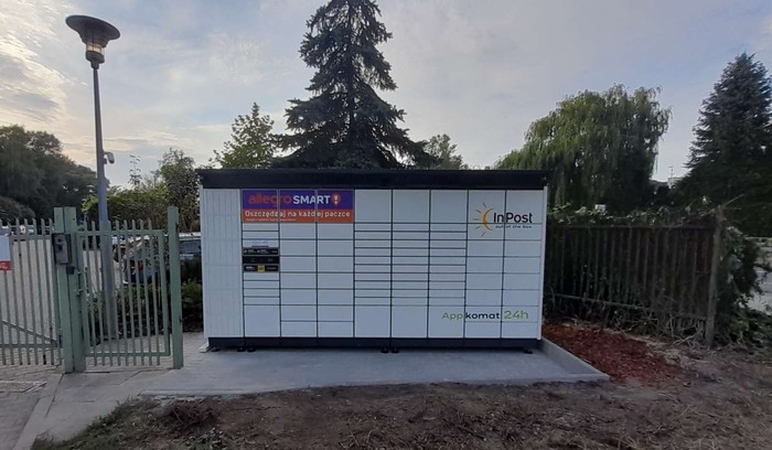 Paczkomat WAW08BAPP Przy budynku mieszkalnym