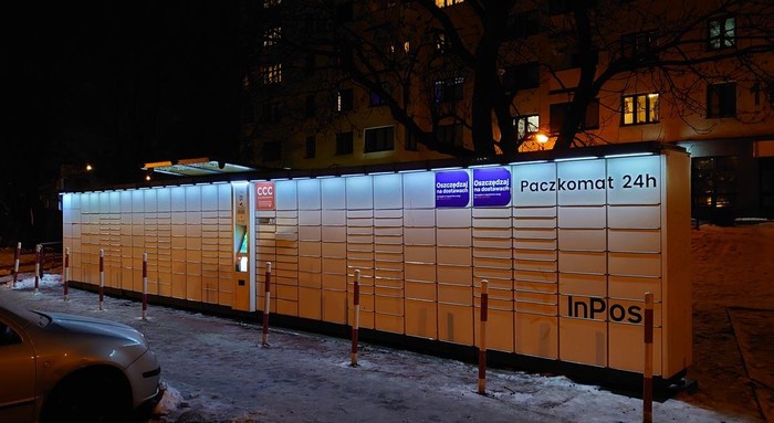 Paczkomat WAW100A Przy drzewie wzdłuż chodnika