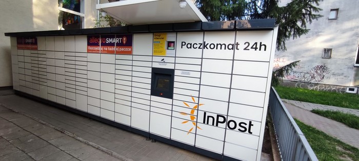 Paczkomat WAW100M Przy Centrum Łowicka od strony ulicy Jarosława Dąbrowskiego 86