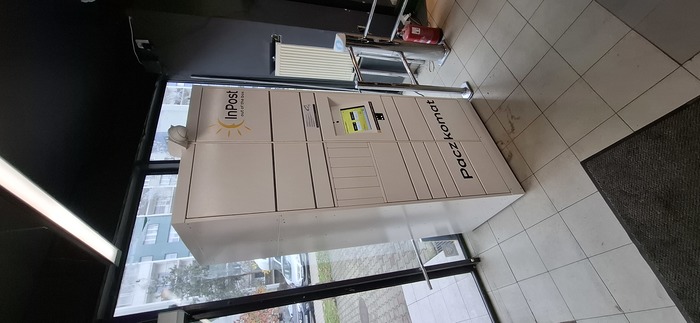 Paczkomat WAW105HP Po lewej stronie po wejściu do sklepu