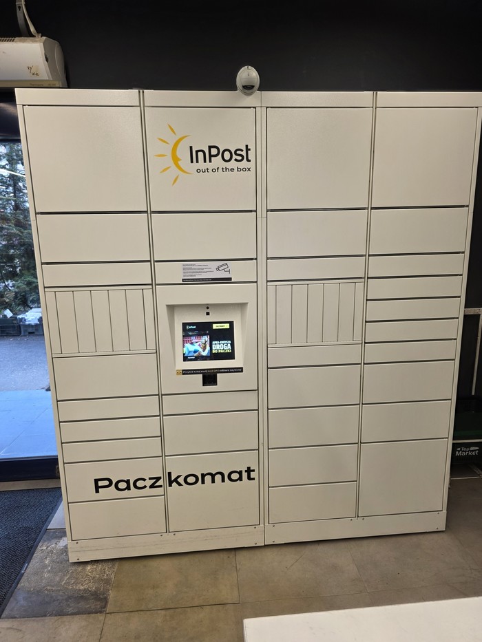 Paczkomat WAW106HP W sklepie spożywczym