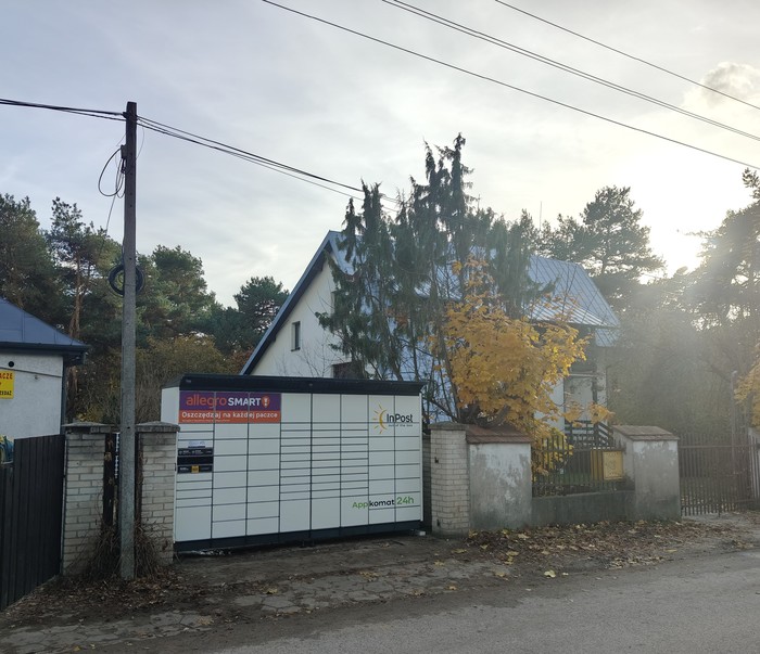 Paczkomat WAW108BAPP w bramie