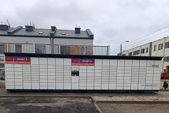 Paczkomat WAW109BAPP parking przed sklepem Lidl