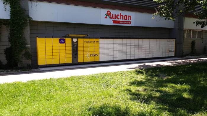 Paczkomat WAW10A Przy bocznej ścianie Galerii Grochów, obok wejścia do Total Fitness
