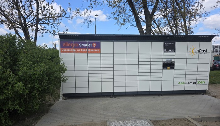 Paczkomat WAW111BAPP Przy budynku mieszkalnym