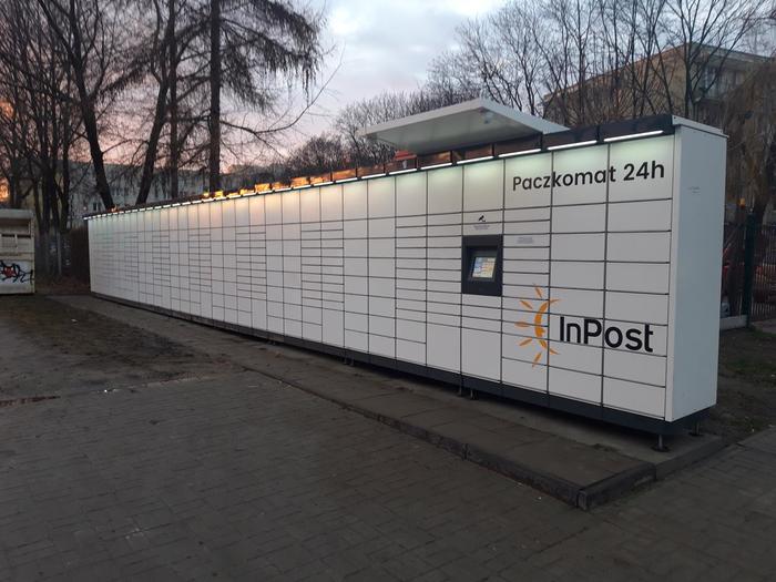 Parcel Locker WAW111M Przy parkingu, wjazd od ul. Bora-Komorowskiego