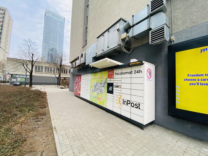 Parcel Locker WAW112M Na bocznej ścianie budynku przy Al. Jana Pawła II 20