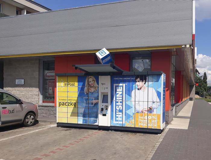 Paczkomat WAW113AP Na parkingu przy sklepie spożywczym