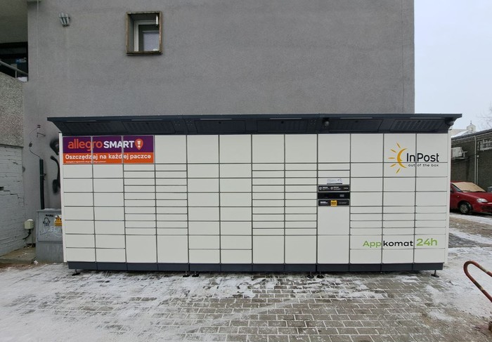 Paczkomat WAW113BAPP Za budynkiem Sady Żoliborskie 3, przy schodkach