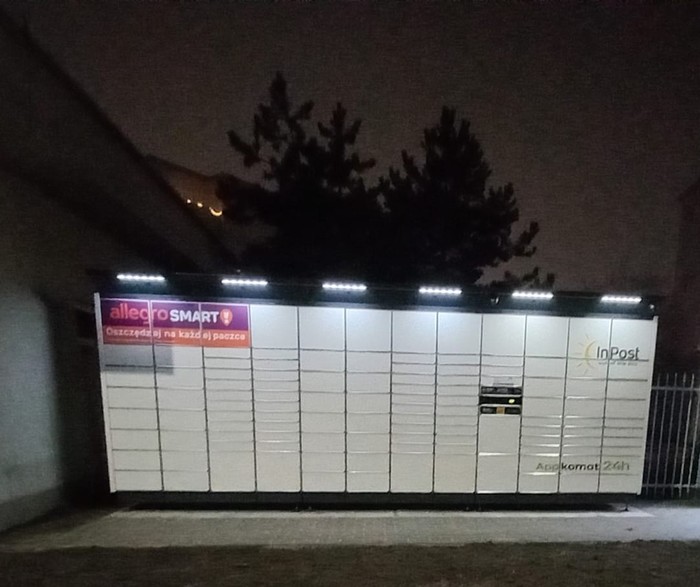 Paczkomat WAW114BAPP Przy budynku ochrony od strony ulicy Zielone Zacisze