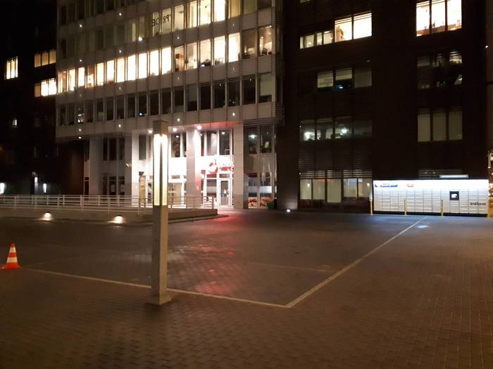 Paczkomat WAW114M Na parkingu biurowca przy lokalu Generali