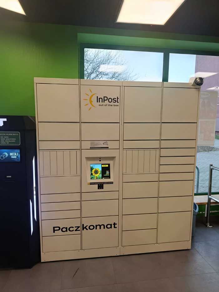 Paczkomat WAW115HP Wewnątrz sklepu, po lewej stronie wejścia
