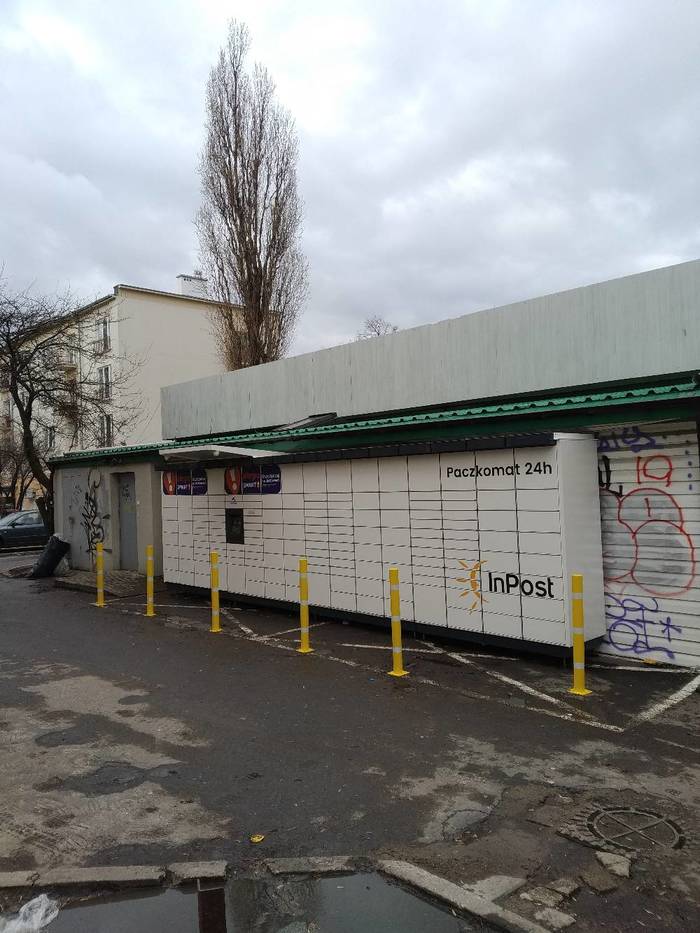Paczkomat WAW117M Boczna ściana sklepu Rossmann