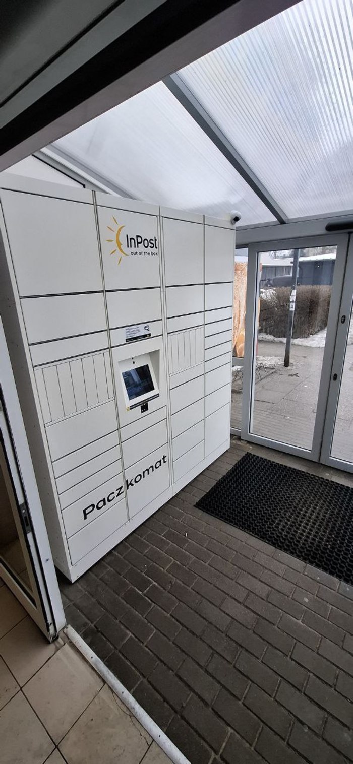 Paczkomat WAW118HP Przy wejściu w środku sklepu Lewiatan